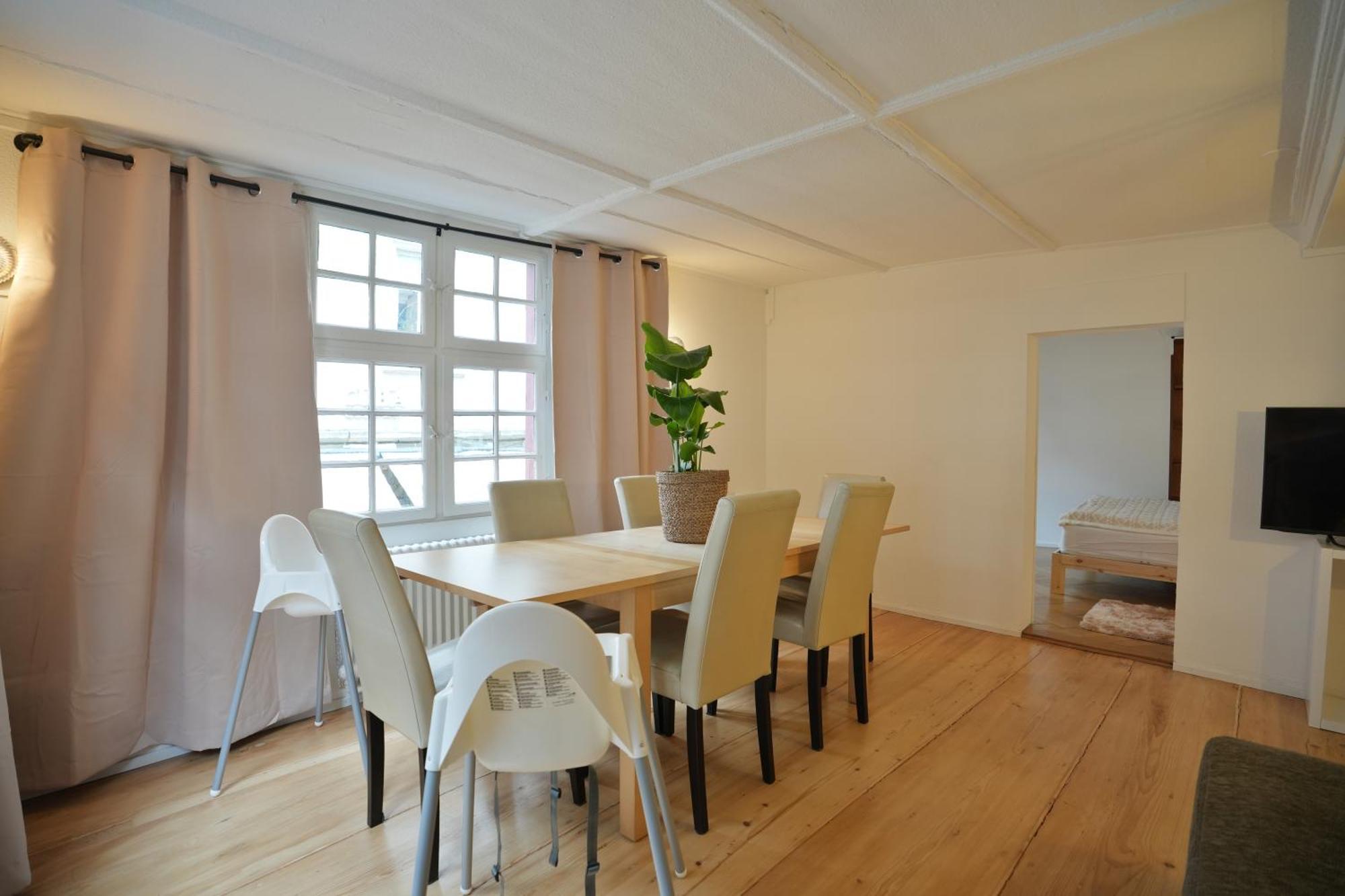 Apartamento Cozy Center, 4 Bedroom- 120sq, 5min Walk To Main Station