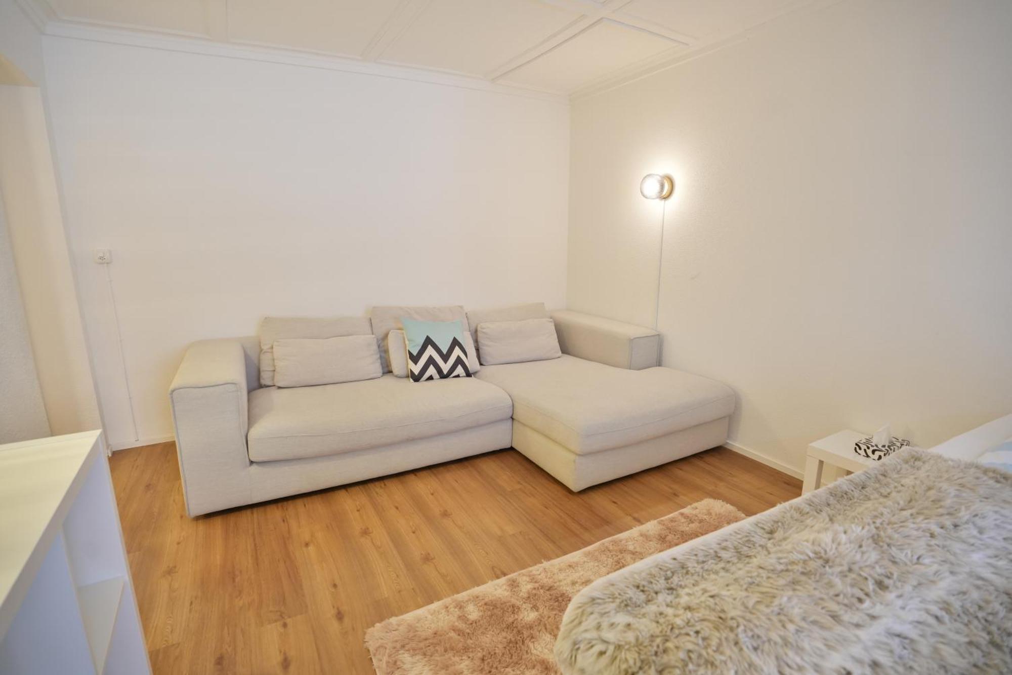 Cozy Center, 4 Bedroom- 120sq, 5min Walk To Main Station *