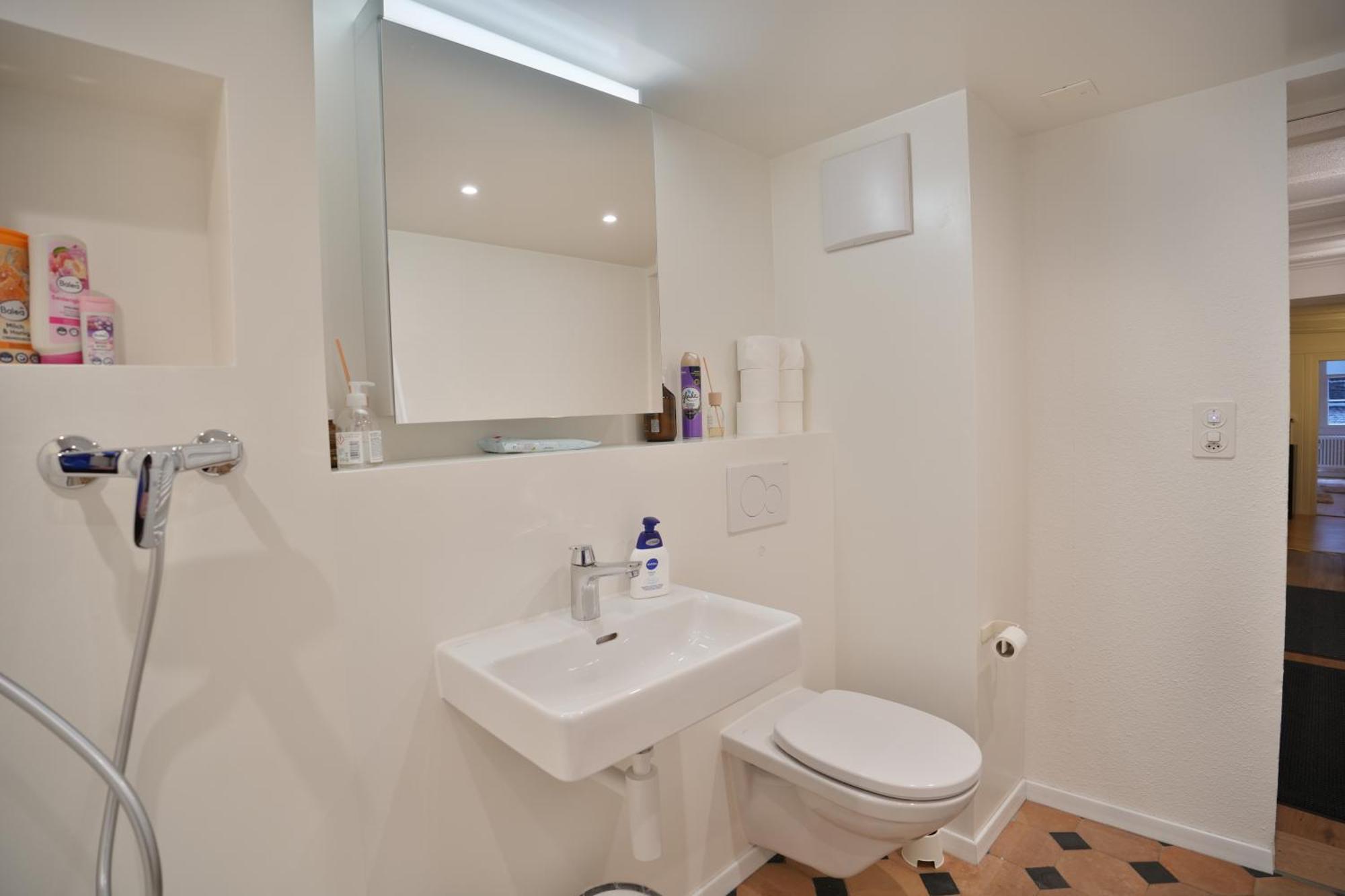Apartamento Cozy Center, 4 Bedroom- 120sq, 5min Walk To Main Station Basileia