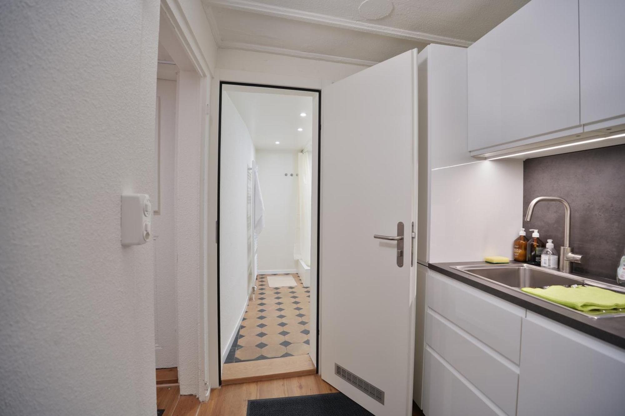 Cozy Center, 4 Bedroom- 120sq, 5min Walk To Main Station Basileia